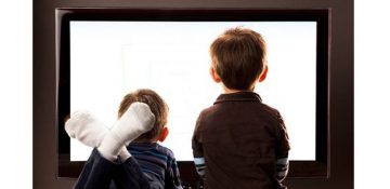 وقتی تلویزیون الگوی کودک می شود، مروری بر تاثیرات برنامه های تلویزیونی بر کودکان
