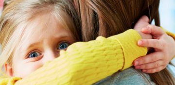 چگونه اضطراب جدایی در کودک را کاهش دهیم؟