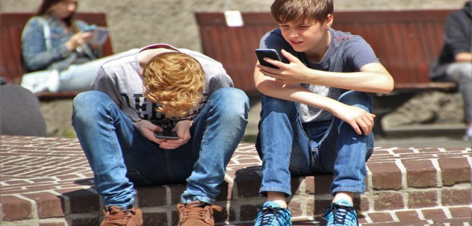 این اشتباه والدین فرزندشان را پنهان کار می کند