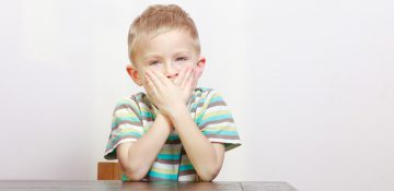 چرا برخی از کودکان لکنت زبان می‌گیرند؟