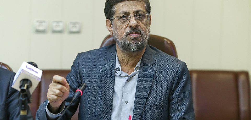 شعار ما باید «ورود به محافل عمومی و گفتگو با مردم» باشد.