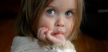 چرا برخی کودکان در سنین پایین عادت به مکیدن انگشت شست خود دارند؟
