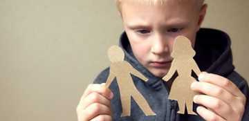 چگونه طلاق والدین به کودک آسیب می زند؟