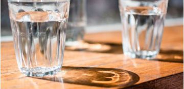 نوشیدن آب، راهکار کلیدی برای نجات از عوارض گرمای شدید