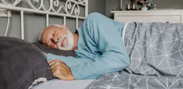 خواب زیاد سالمندان چه دلایل و خطراتی دارد؟