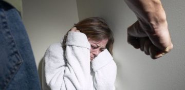 آیا خشونت خانگی می‌تواند به استرسِ پس از حادثه (PTSD) منجر شود؟