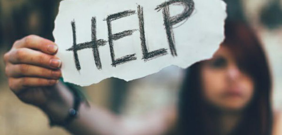 چگونه به فردی که قصد خودکشی دارد، کمک کنیم؟