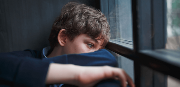 دلایل افسردگی در دوران نوجوانی چیست؟ (۱۰راهکار علمی برای بهبود)