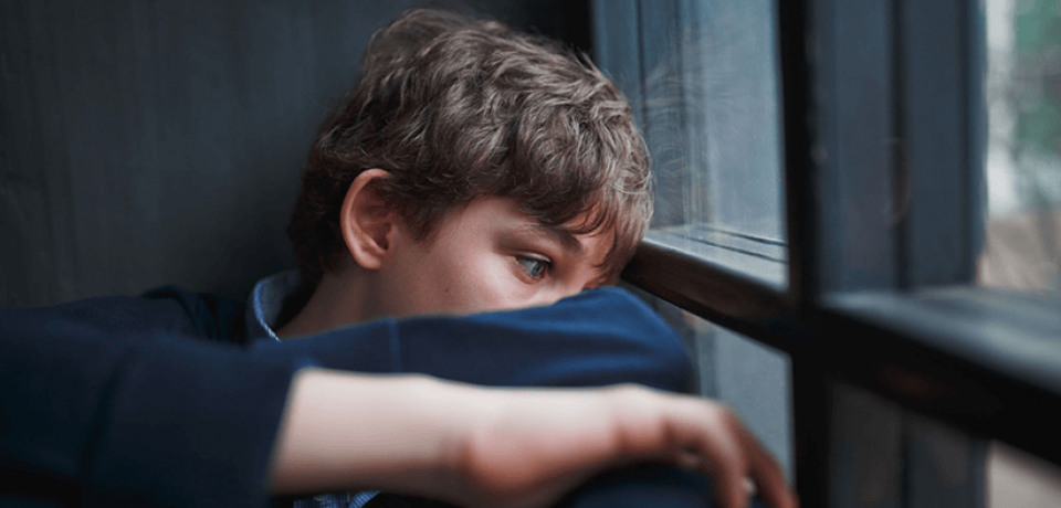 دلایل افسردگی در دوران نوجوانی چیست؟ (۱۰راهکار علمی برای بهبود)