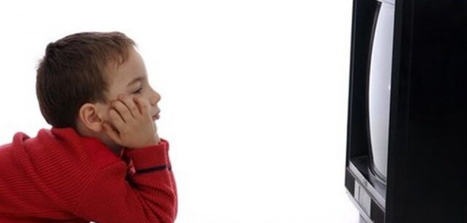 مراقب آنچه کودکان تماشا می‌کنند باشیم.
