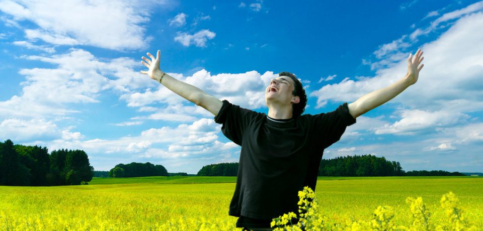 شاد زندگی کردن را وظیفه خود بدانیم.